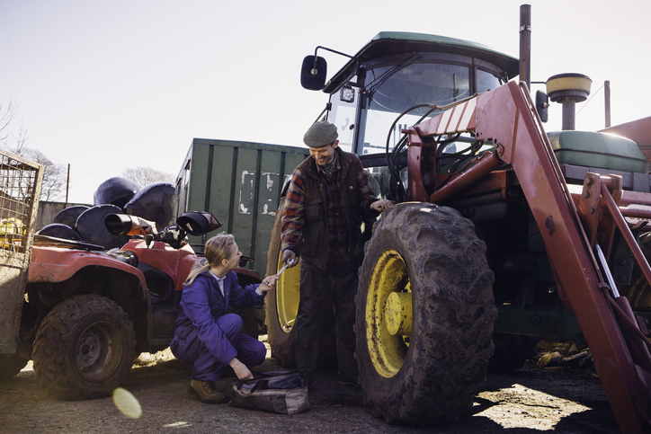 farmerzy naprawiają ciągnik