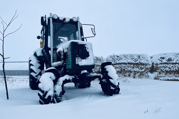 traktor stojący w śniegu